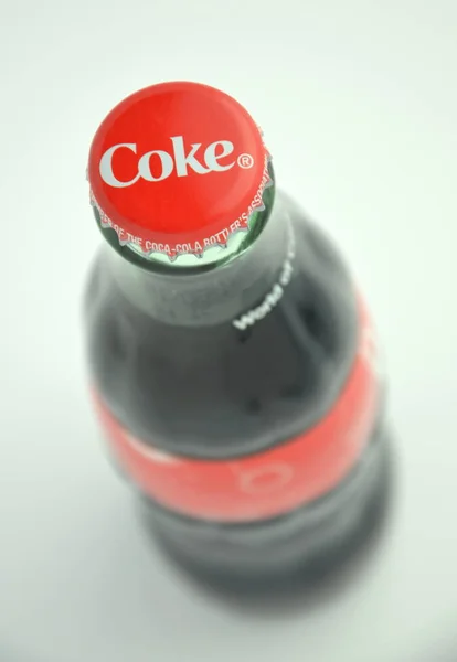 Láhev Coca-Coly původní pít izolované na bílém pozadí — Stock fotografie