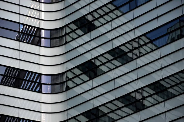 현대 건물의 추상적인 모양을 만든 강철 및 유리 — 스톡 사진