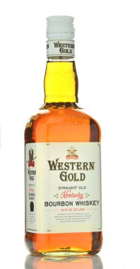 Beyaz arka plan üzerinde izole Western altın bourbon viski