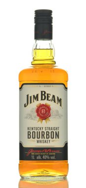 Beyaz arka plan üzerinde izole jim beam bourbon viski.