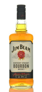 Beyaz arka plan üzerinde izole jim beam bourbon viski.