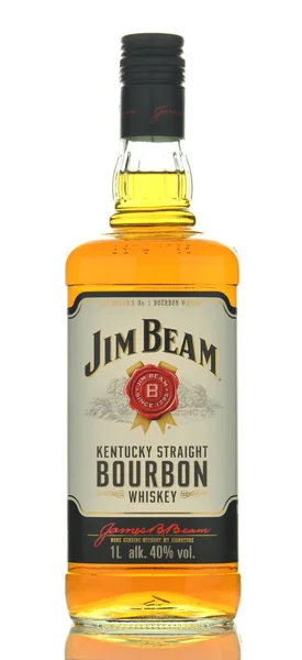 Uísque Jim Beam bourbon isolado sobre fundo branco . — Fotografia de Stock