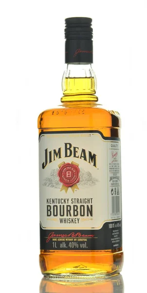 Beyaz arka plan üzerinde izole jim beam bourbon viski. — Stok fotoğraf