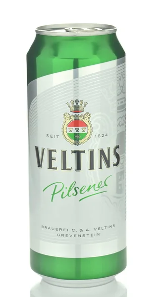 Veltins Pilsner öl isolerad på vit bakgrund — Stockfoto