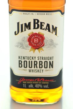 Beyaz arka plan üzerinde izole jim beam bourbon viski.