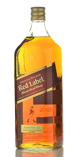 Johnnie Walker Red Label gemischt Whisky isoliert auf weißem Hintergrund — Stockfoto