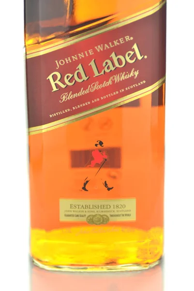 Johnnie Walker Red Label mezcla whisky aislado sobre fondo blanco — Foto de Stock