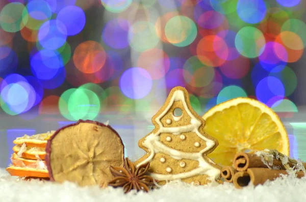 Vánoční jídlo na sněhu na pozadí bokeh — Stock fotografie