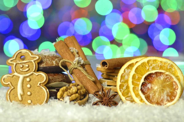 Weihnachtsessen im Schnee auf Bokeh-Hintergrund — Stockfoto