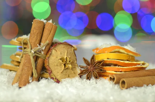 Nourriture de Noël sur la neige sur fond bokeh — Photo