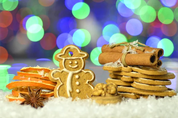 Nourriture de Noël sur la neige sur fond bokeh — Photo