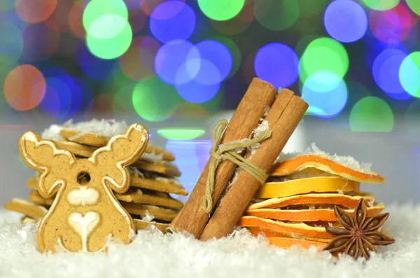 Weihnachtsessen im Schnee auf Bokeh-Hintergrund — Stockfoto