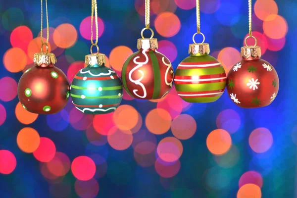 Decoración de Navidad, bolas de colores sobre fondo bokeh — Foto de Stock