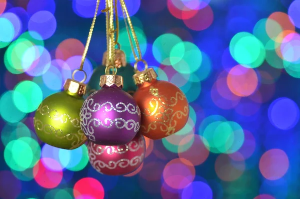 Kerstdecoratie, gekleurde ballen op de achtergrond bokeh — Stockfoto