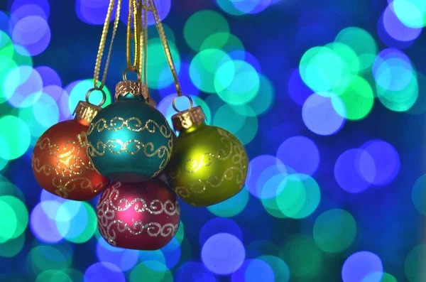 Weihnachtsdekoration, bunte Kugeln auf Bokeh-Hintergrund — Stockfoto