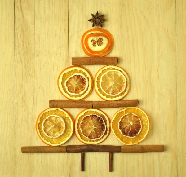 Weihnachtsbaum aus Zimtstangen und trockenen Orangenscheiben — Stockfoto