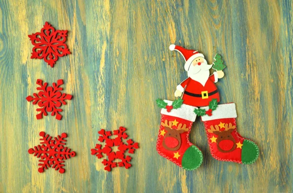 Weihnachtsdekoration, Weihnachtsmann auf Holztisch — Stockfoto