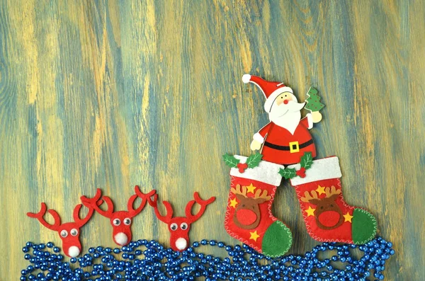 Рождественское украшение, Санта-Клаус на деревянном столе — стоковое фото