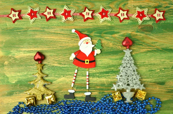 Decoración de Navidad, santa claus en mesa de madera —  Fotos de Stock