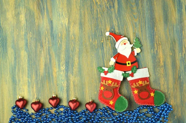 Weihnachtsdekoration, Weihnachtsmann auf Holztisch — Stockfoto