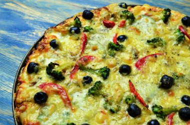 ahşap masa üzerinde lezzetli ve taze pişmiş sebze pizza