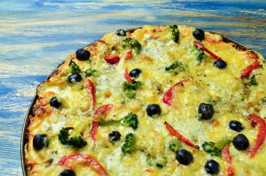 ahşap masa üzerinde lezzetli ve taze pişmiş sebze pizza