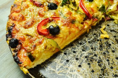 ahşap masa üzerinde lezzetli ve taze pişmiş sebze pizza