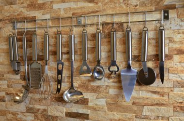 duvarda asılı mutfak eşyaları kümesi