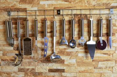 duvarda asılı mutfak eşyaları kümesi