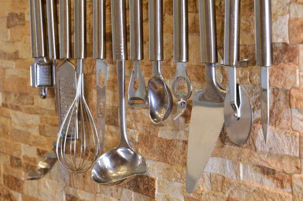 duvarda asılı mutfak eşyaları kümesi