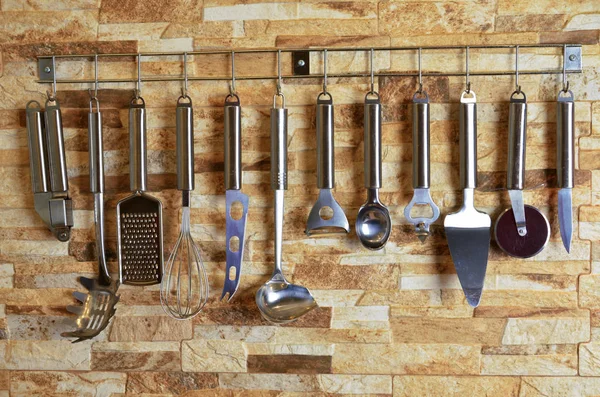 duvarda asılı mutfak eşyaları kümesi