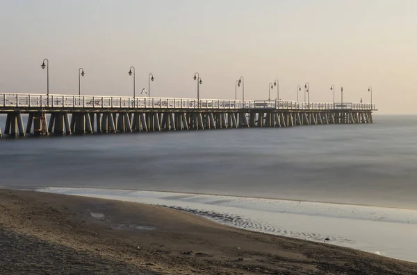 Östersjön och piren i gdynia orlowo i Polen vintertid, Europa — Stockfoto