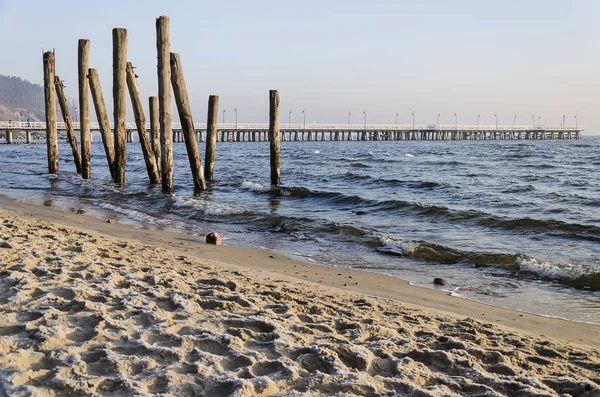 Morze Bałtyckie i molo w Gdyni Orłowo w Polsce w okresie zimowym, Europa — Zdjęcie stockowe
