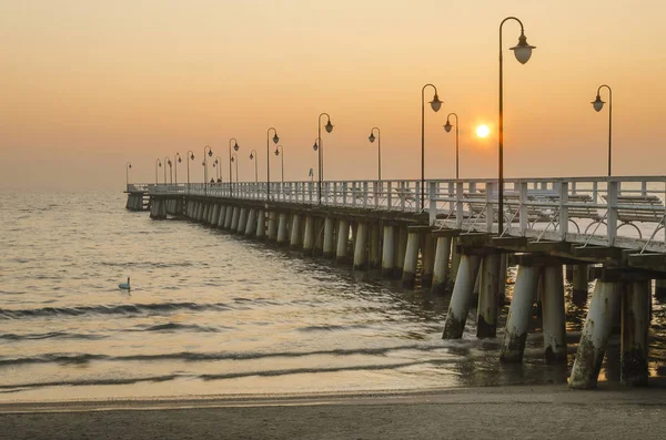 Muelle en gdynia orlowo en Polonia después del amanecer en invierno, Europa —  Fotos de Stock