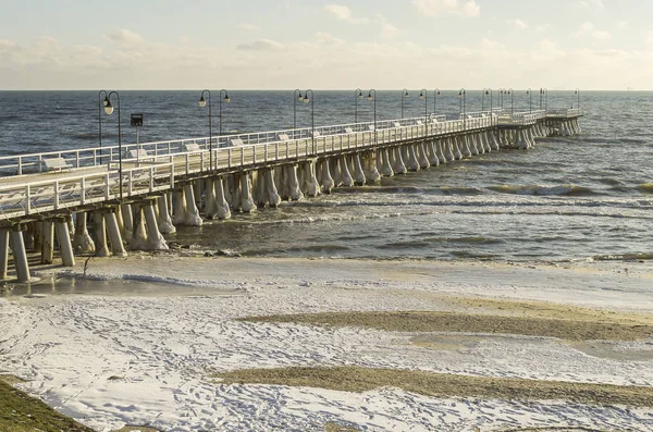 Mar báltico y muelle en gdynia orlowo en polonia en invierno, europa — Foto de Stock