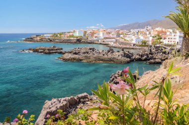 Pitoresk plaja ve volkanik kayalarda Alcala Tenerife, İspanya