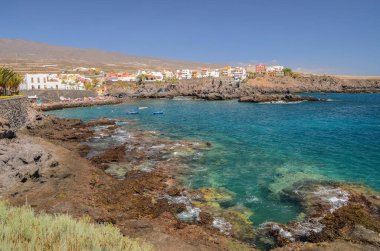 Pitoresk plaja ve volkanik kayalarda Alcala Tenerife, İspanya