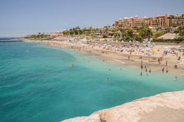Muhteşem kumlu Del Duque sahil adada Tenerife, İspanya