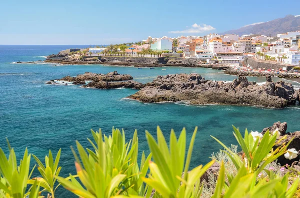 Spiaggia pittoresca e rocce vulcaniche ad Alcala a Tenerife, Spagna — Foto Stock
