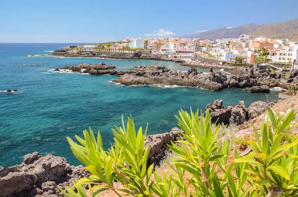Pitoresk plaja ve volkanik kayalarda Alcala Tenerife, İspanya — Stok fotoğraf