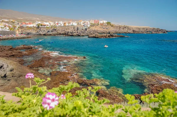 Spiaggia pittoresca e rocce vulcaniche ad Alcala a Tenerife, Spagna — Foto Stock