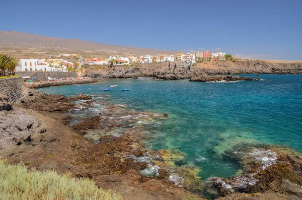 Schilderachtige strand en vulkanisch gesteente in Alcala op Tenerife, Spanje — Stockfoto