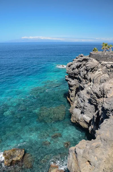 Turkooizen baai en vulkanische rotsen in Callao Salvaje Tenerife, Spanje — Stockfoto