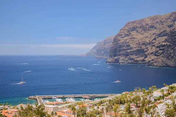 Majestosas falésias vulcânicas gigantes de Los Gigantes em Tenerife, Espanha — Fotografia de Stock