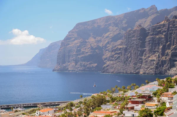 Majestueuze reus vulkanische Los Gigantes kliffen op Tenerife, Spanje — Stockfoto