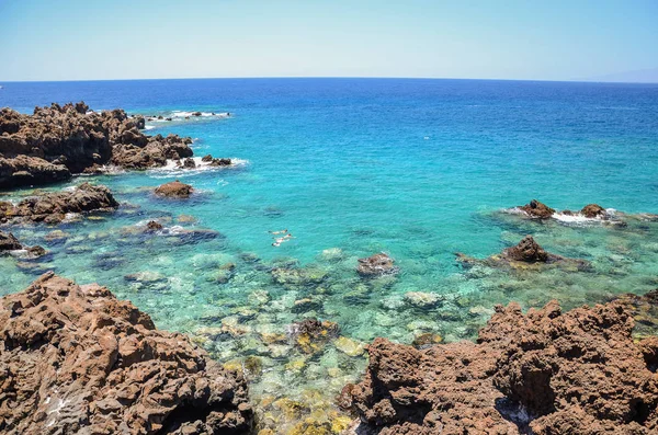 Prachtige turquoise rotsachtige baai in Playa de San Juan op Tenerife, Spanje — Stockfoto