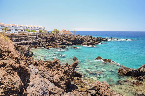 Lindo turquesa baía rochosa em Playa de San Juan em Tenerife, Espanha — Fotografia de Stock