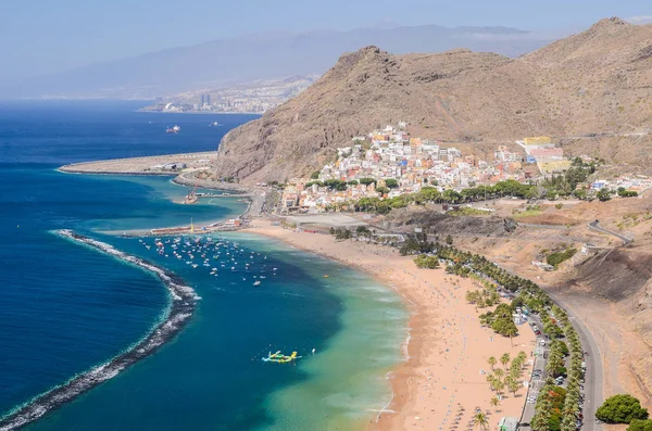 Pittoresca splendida playa de las Teresitas sull'isola di Tenerife, Spagna — Foto Stock