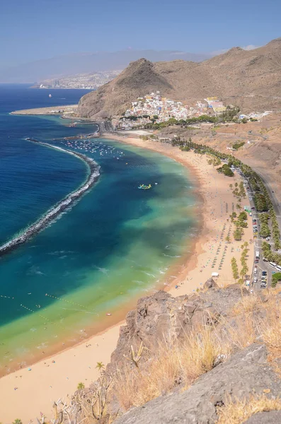 Malebné nádherné pláže playa de las Teresitas na ostrově Tenerife, Španělsko — Stock fotografie