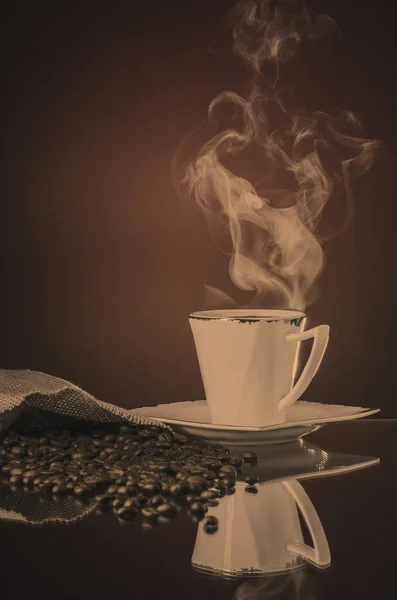Šálek horké kávy v retro barvách — Stock fotografie